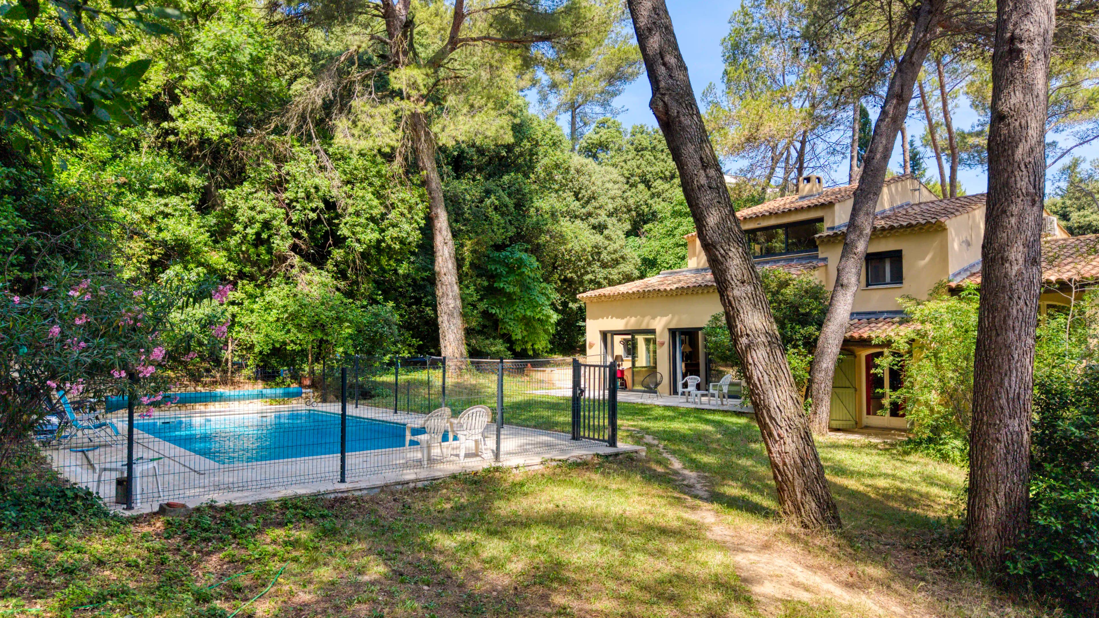 Vue aérienne — La villa, la piscine et le domaine