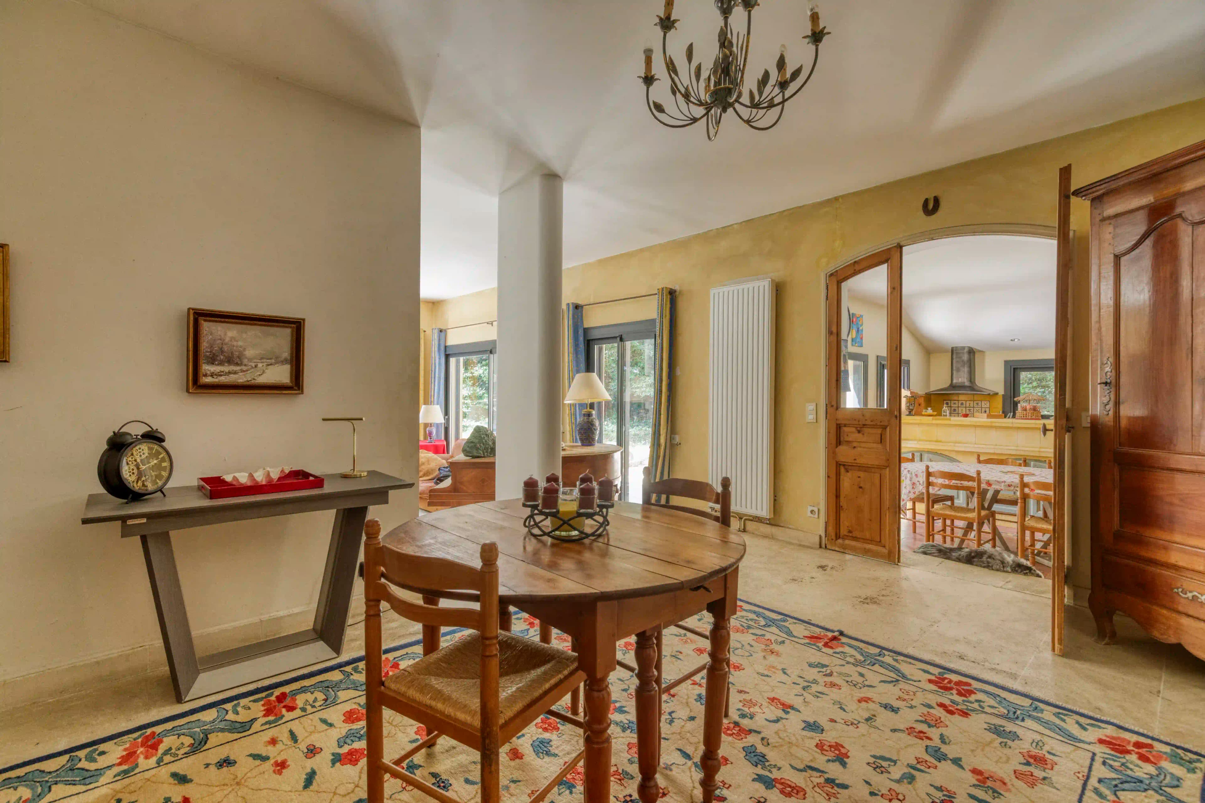 Salle à manger — Lustre et parquet, ambiance provençale