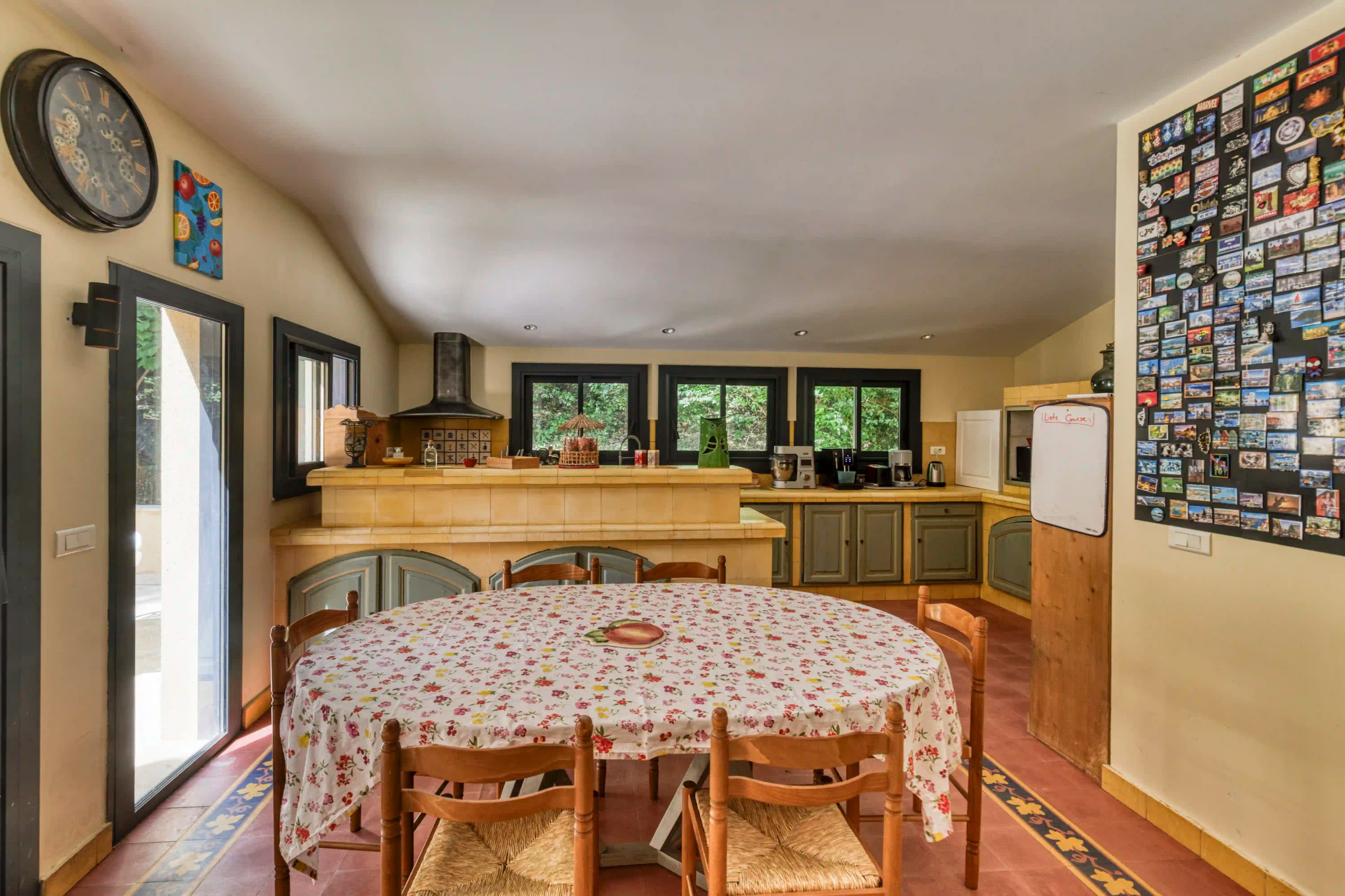 Salle à manger — Grande table pour recevoir en famille