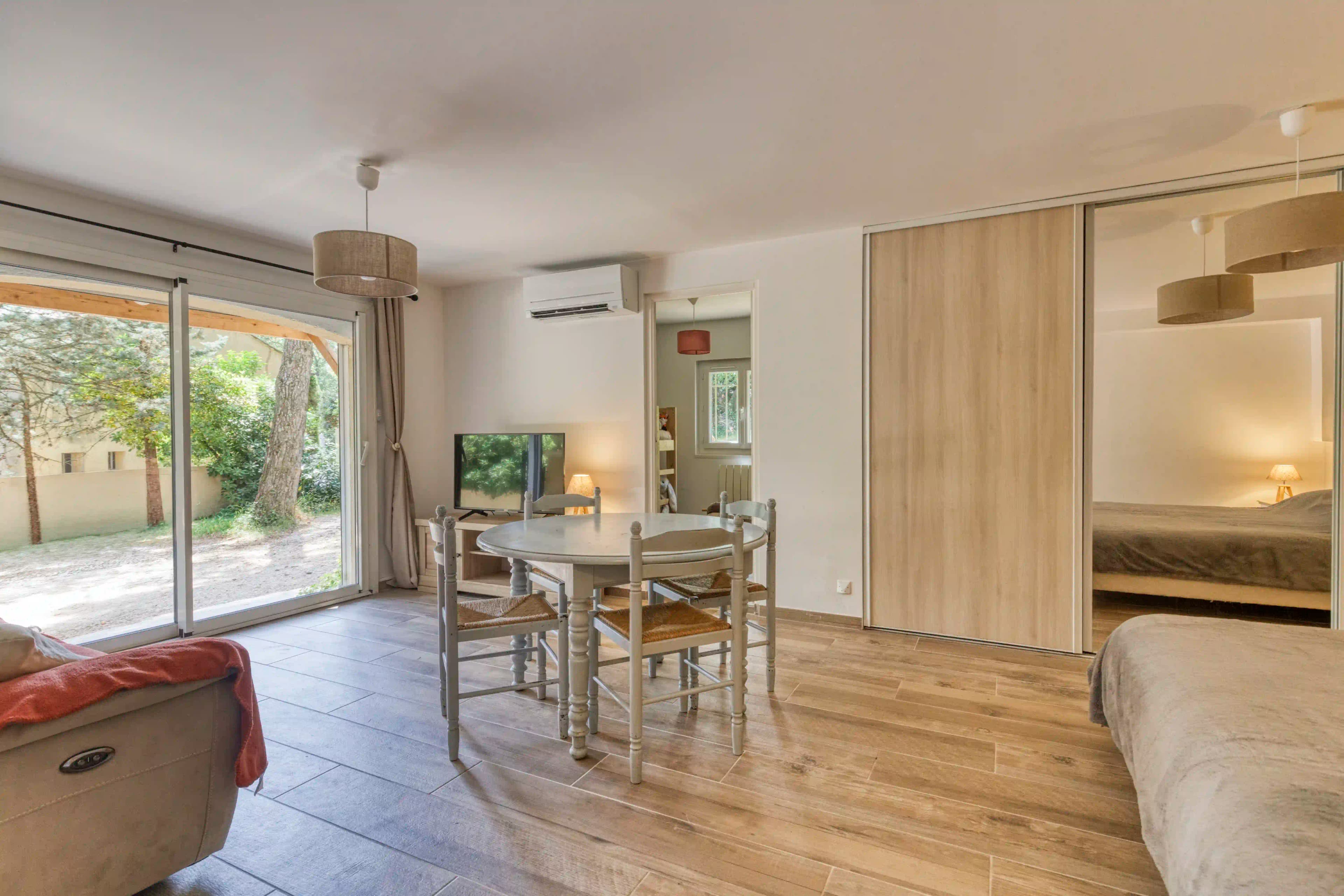Chambre — Tomettes et vue sur le jardin