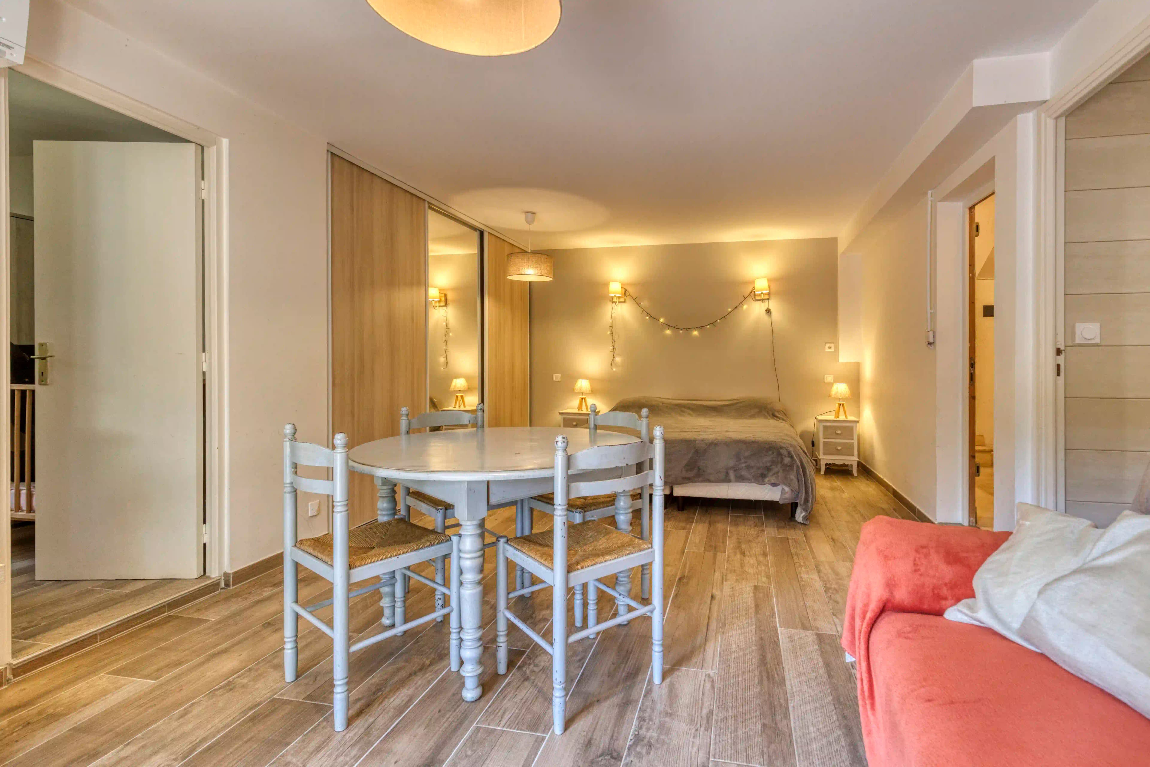 Chambre — Mobilier provençal et parquet chaleureux