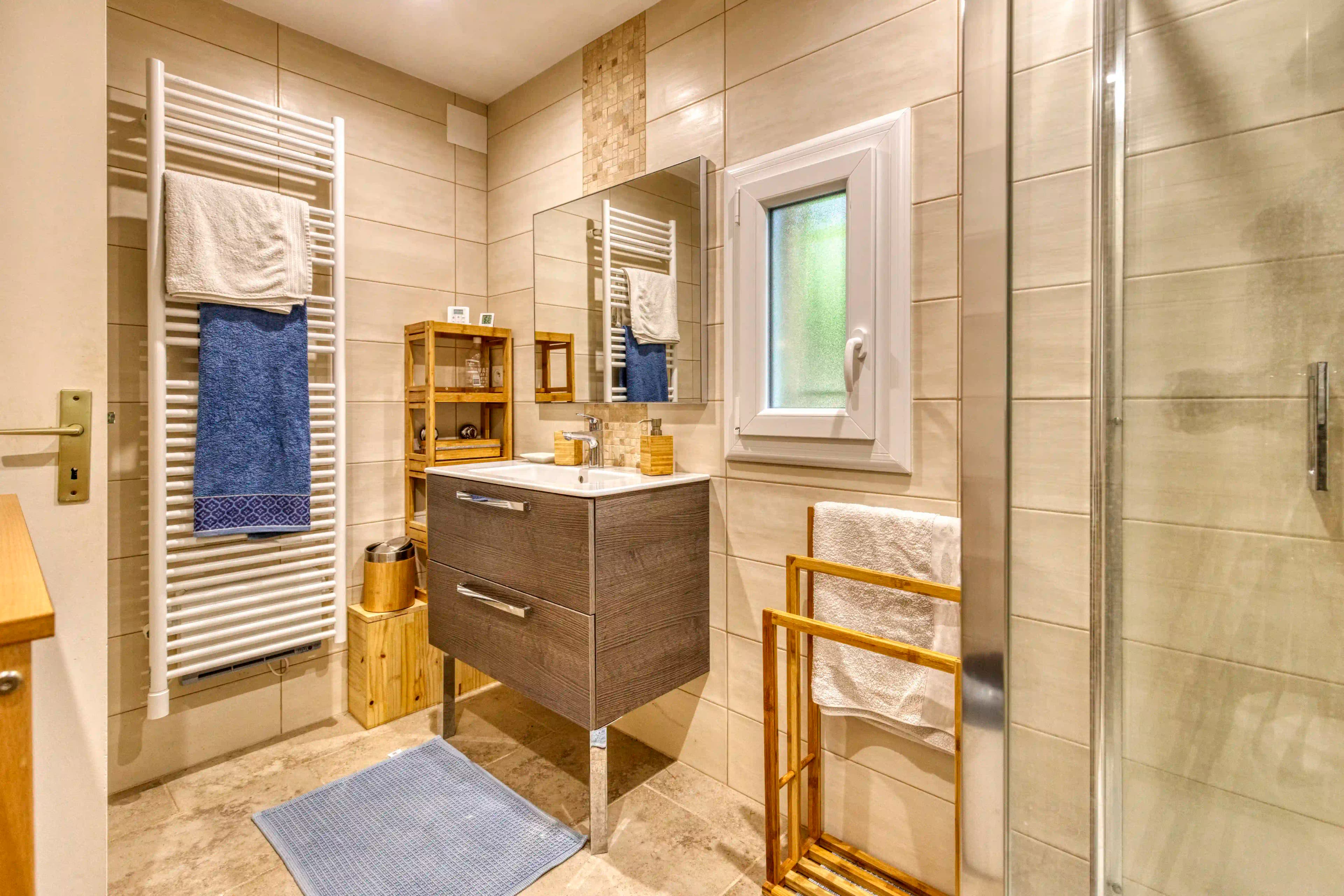 Salle de bains — Carrelage provençal, robinetterie dorée