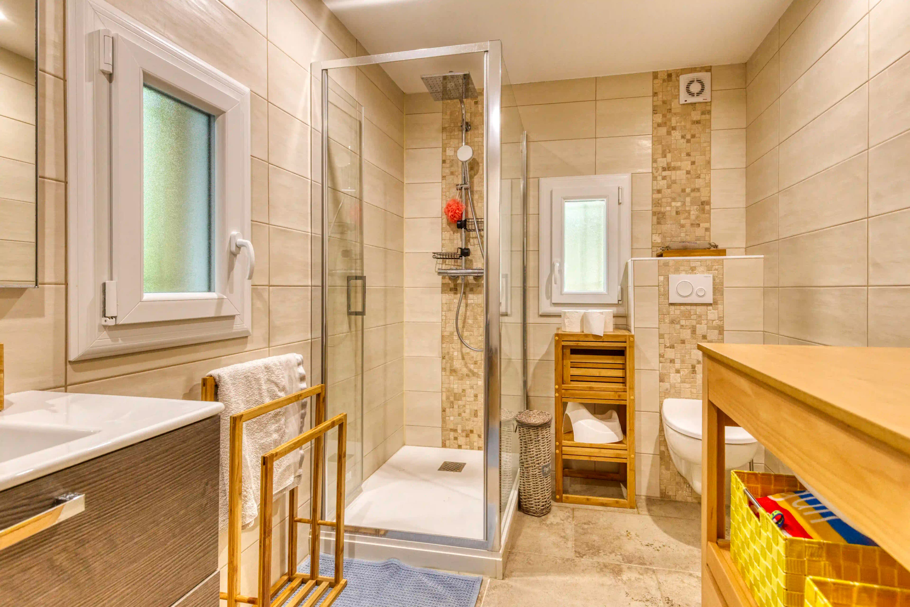 Salle de bains — Vue d'ensemble, baignoire et douche