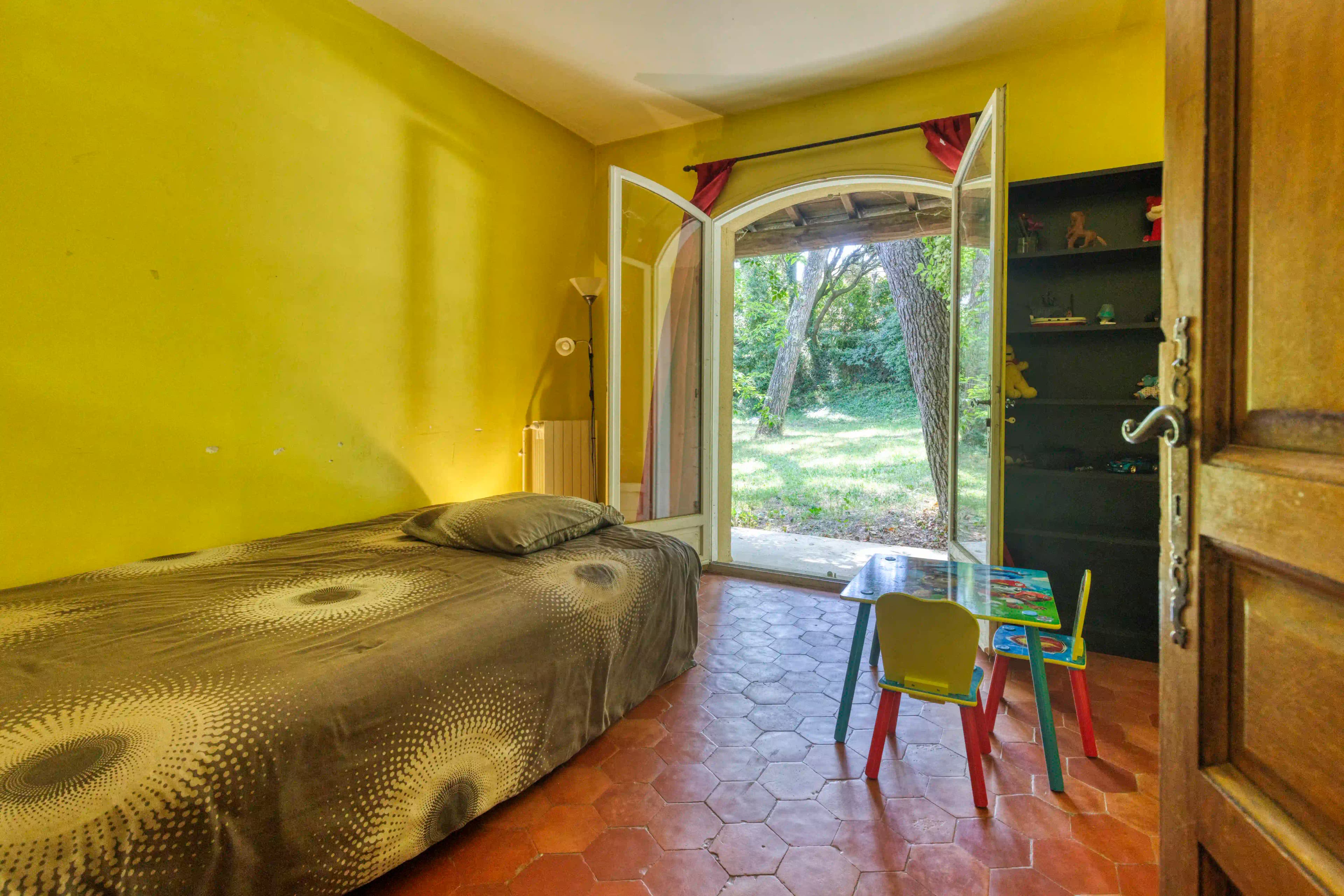 Chambre — Vue directe sur le jardin verdoyant