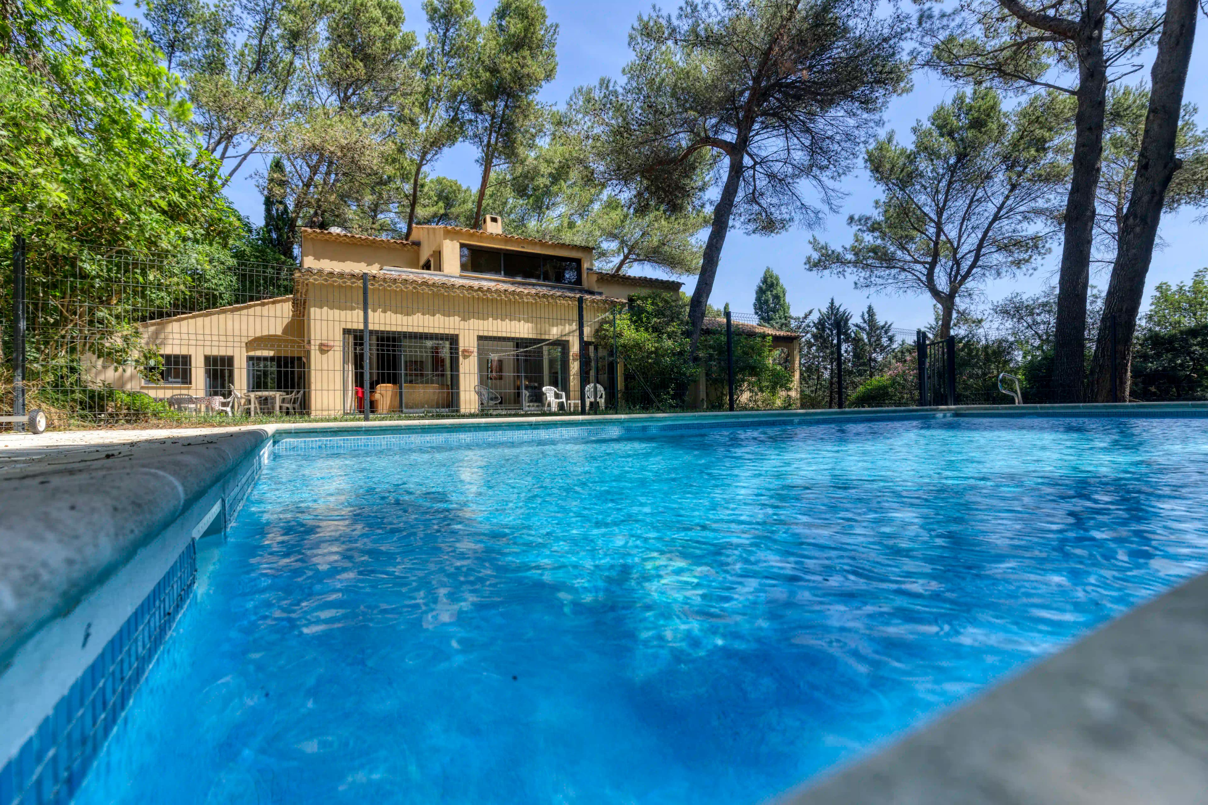 Piscine — Vue depuis le jardin vers la villa