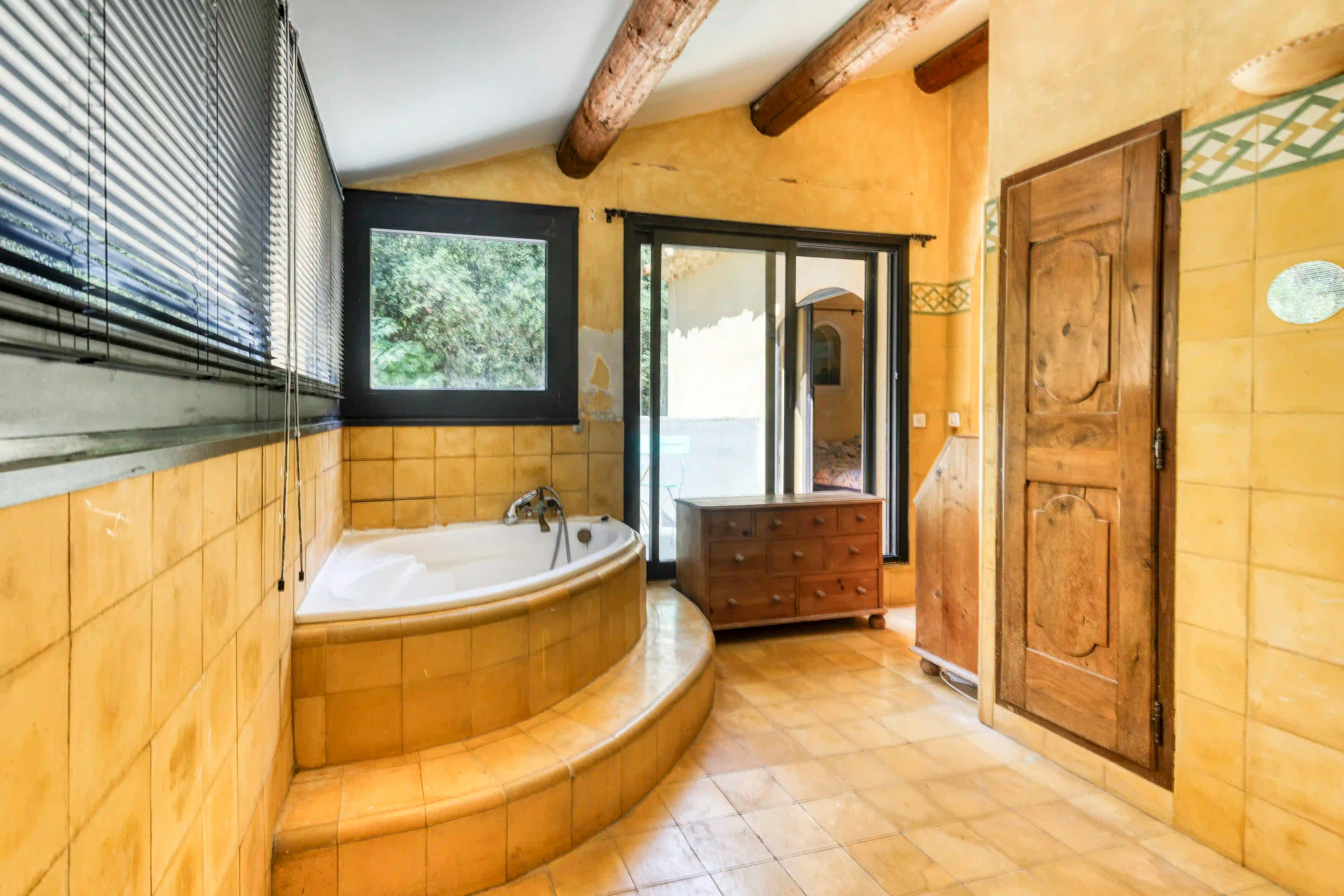 Salle de bains — Bain bouillonnant et poutres en bois