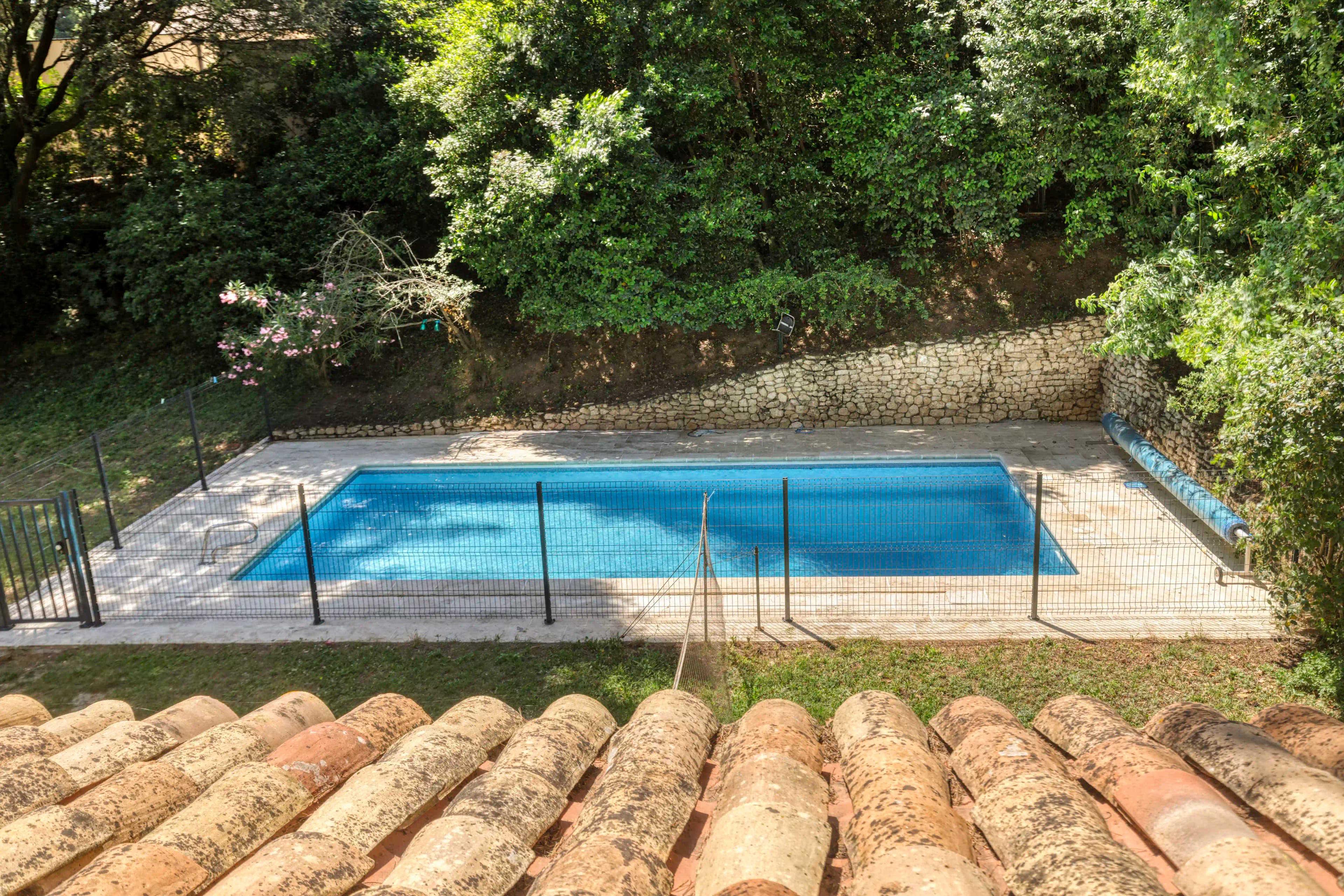 Piscine — Vue depuis les toits de tuiles provençales