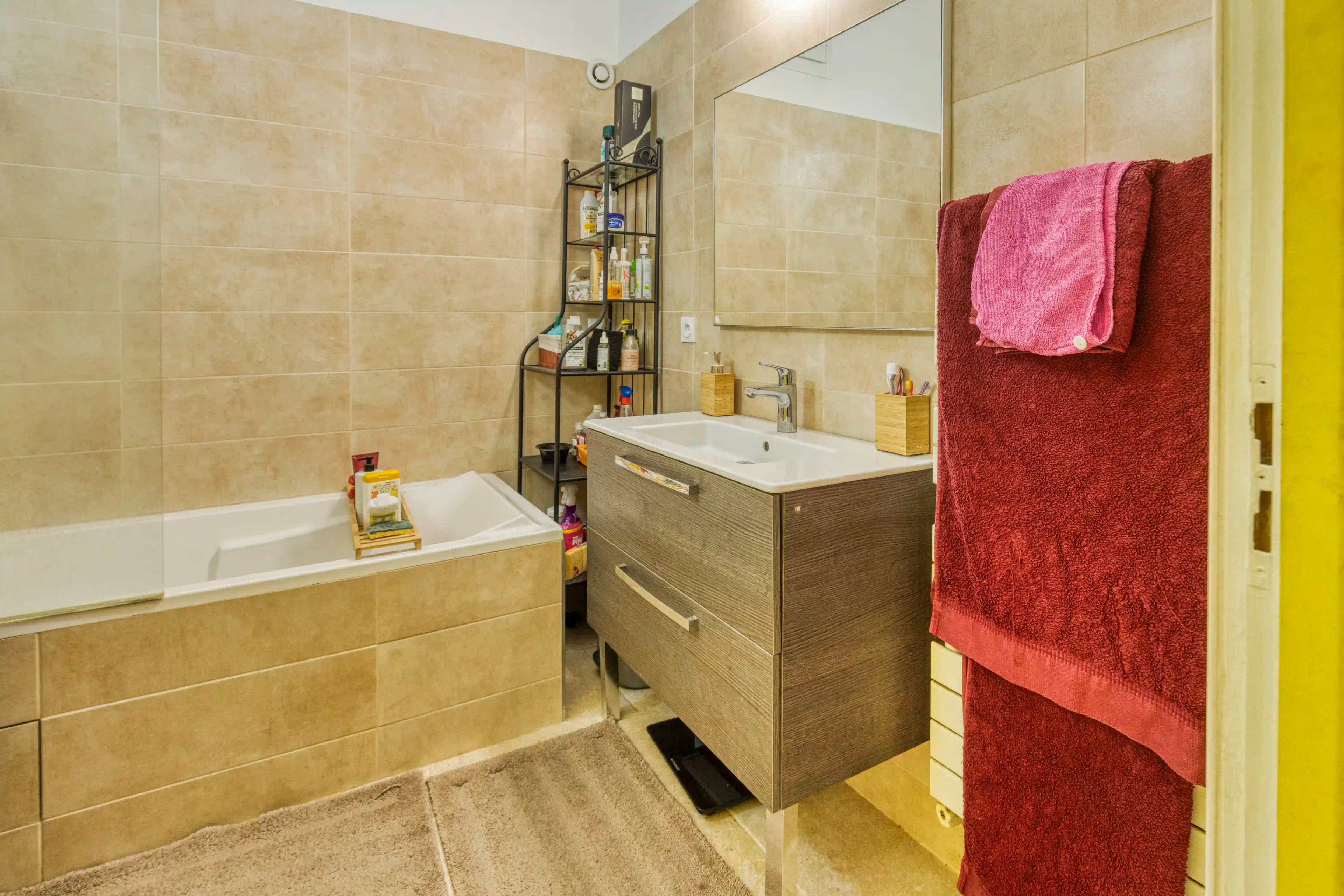 Salle de bains — Baignoire encastrée et matériaux naturels