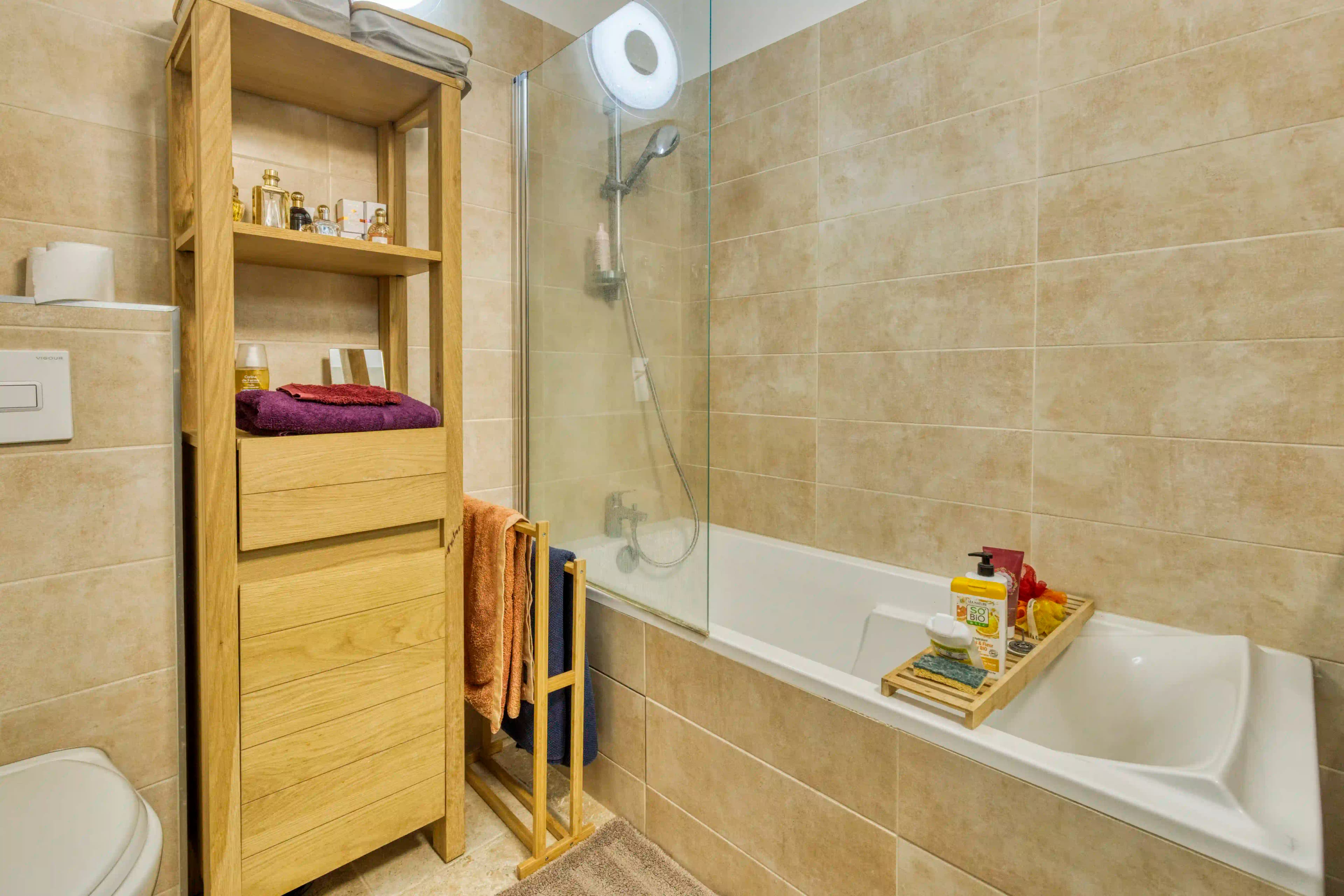 Salle de bains — Faïences provençales et luminosité