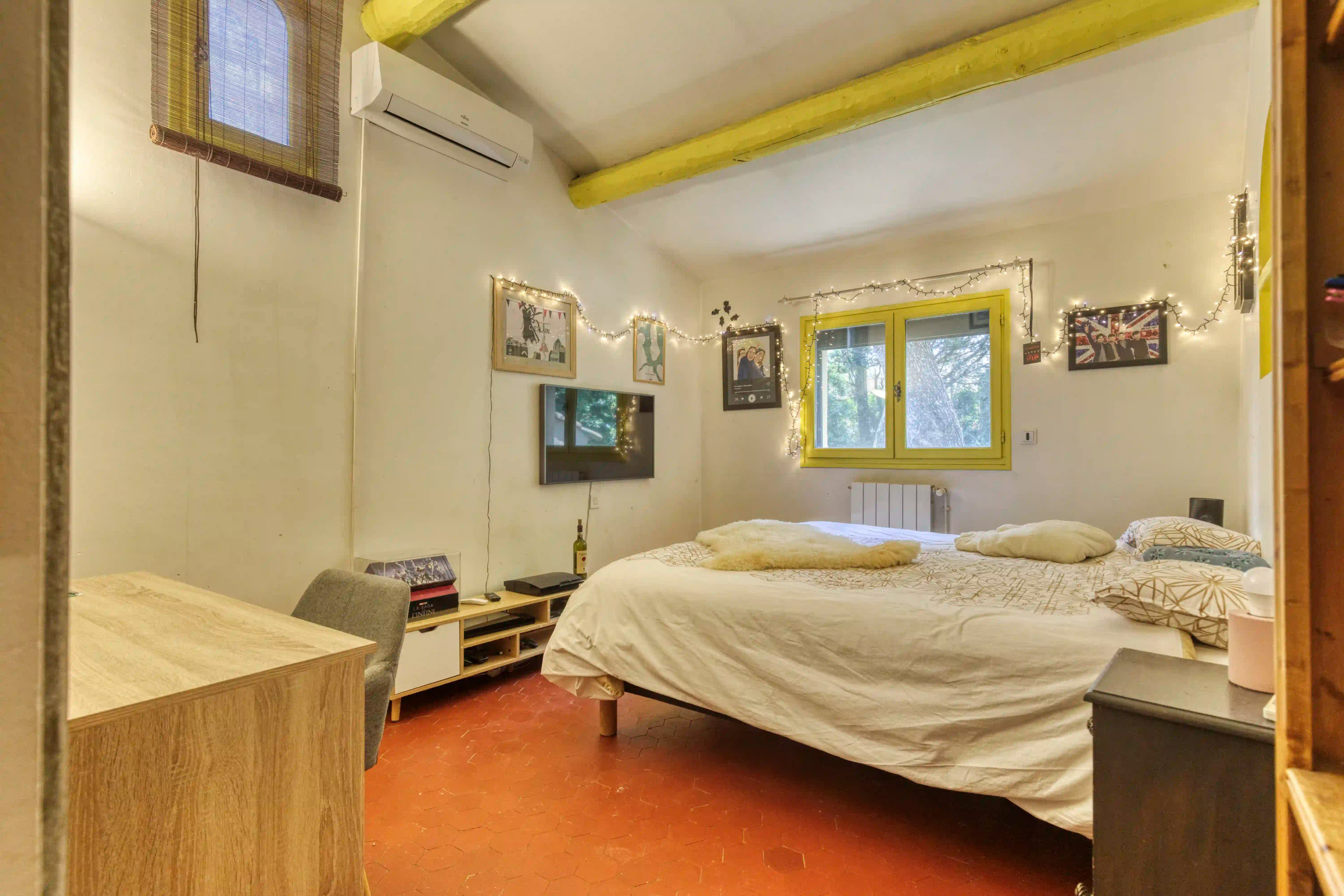 Chambre — Lumineuse, tomettes et cachet provençal