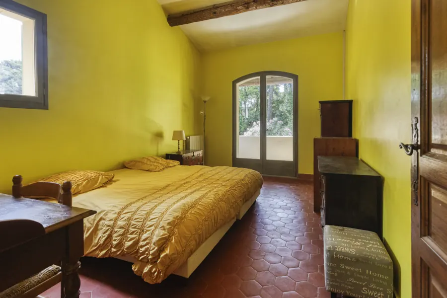 Une chambre ouverte sur la verdure