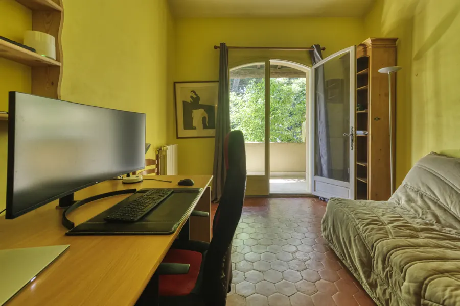 Une chambre ouverte sur la terrasse