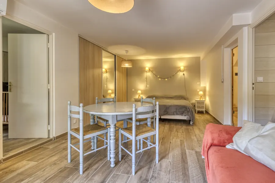 La chambre du rez-de-chaussée — autre vue