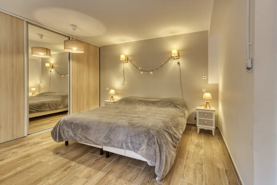 Une chambre lumineuse au rez-de-chaussée