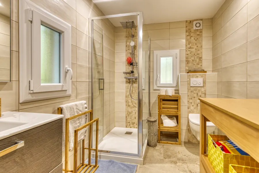 Salle d’eau et douche — autre vue