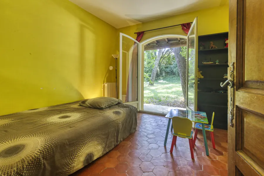 Une chambre avec accès au jardin