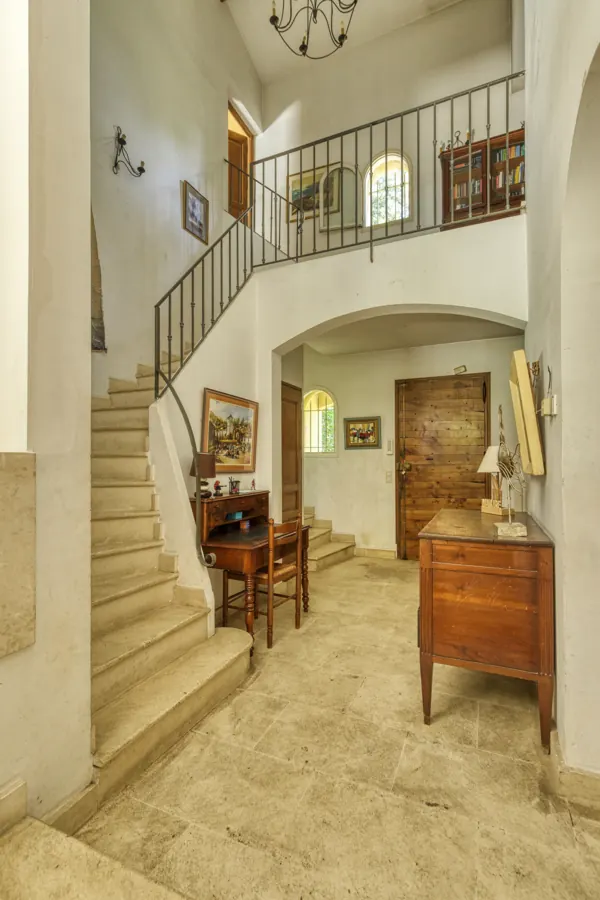 L’entrée et son escalier